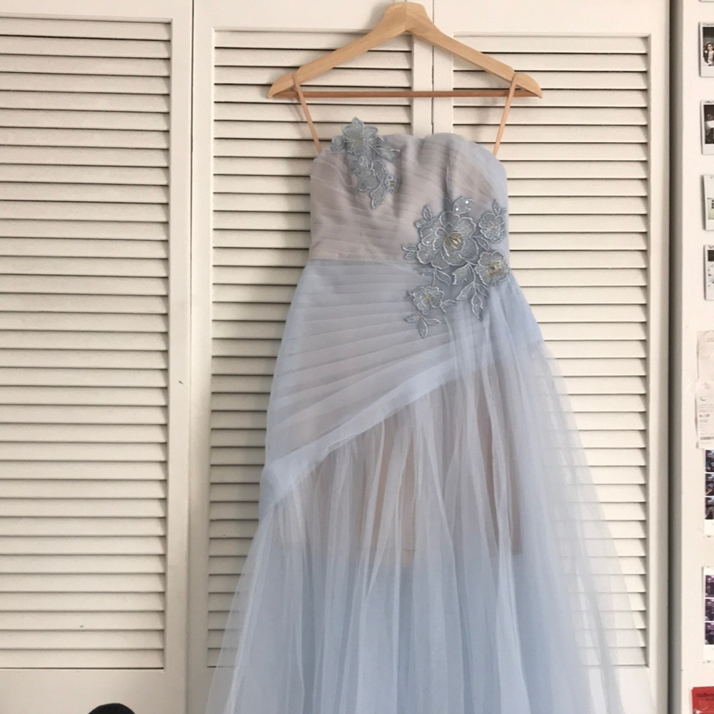 BCBGMAXAZRIA Elegant Blue Strapless Gown with Floral Appliqué SZ 2